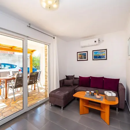 Appartamento In Jasenice 35362 *